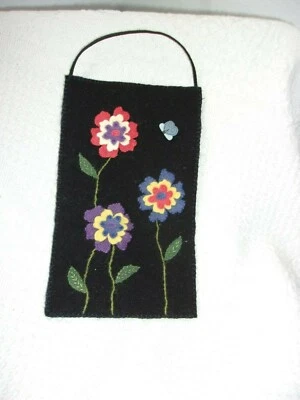 Wool applique picture - Handmade stitched flowers w/ button and hanger 5 x 81/2 - Photo 1/4