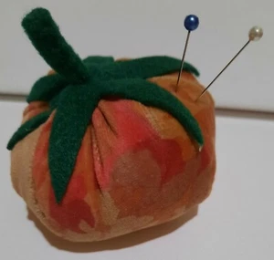 Handgefertigtes Stofftier Nadelkissen Erbstück Tomate dunkelgrün Detail, Nähzubehör - Bild 1 von 6