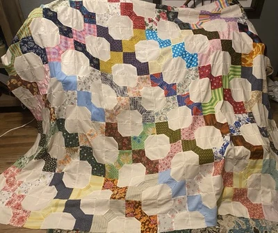 "Colcha de pajarita vintage hecha a mano 82"" X 76"" terminada en 1981" Foto 1 de 4