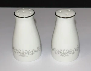 Juego de coctelera de sal y pimienta Noritake AMY 2154 flores blancas con tapones, Japón - Imagen 1 de 3