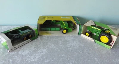 Lote de 3 Ertl John Deere diecast tractor utilitario 516 empacadora 585 AMT 600 5597 NOS Foto 1 de 4