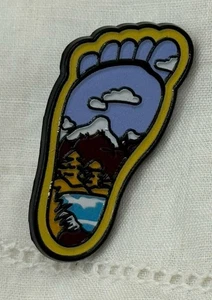 Wandern 👣 Fußförmige Anstecknadel zeigt schöne Landschaft Brosche Anstecknadel - Bild 1 von 3