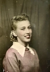 VINTAGE Photo Booth 1940s Pretty Girl Hand Tinted Hair In Snood - Picture 1 of 3