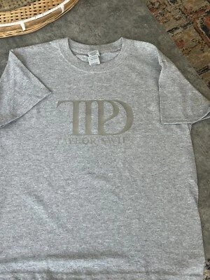 Camiseta Gris Con Vinilo Plateado Juvenil Taylor Swift Torturado Poetas Departamento TTPD Med Foto 1 de 4