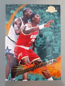 1995-96 SkyBox Hakeem Olajuwon #47 Houston Rockets NBA Basketball Lesen! - Bild 1 von 2