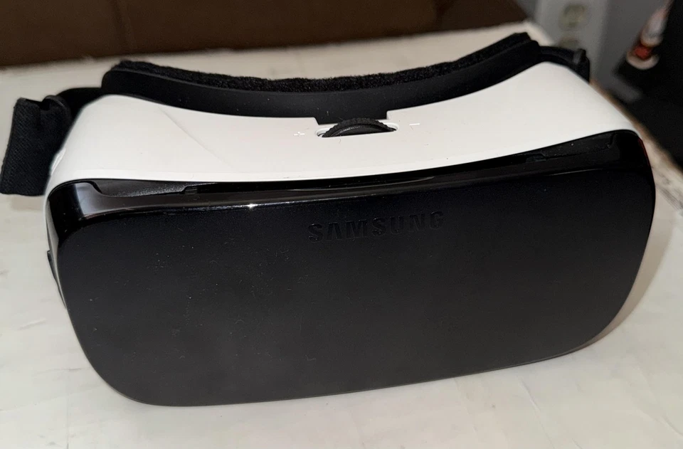 Auriculares Samsung Gear VR alimentados por Oculus correa ajustable de realidad virtual Foto 1 de 4
