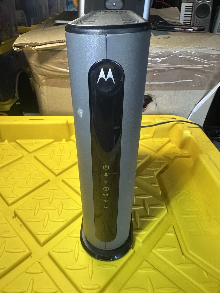 Motorola MG7550 16X4 Cable Módem Plus AC1900 Router WiFi con Adaptador de CA Foto 1 de 4