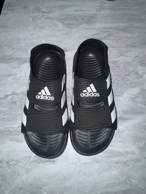 Sandálias Adidas masculinas clássicas preto e branco tamanho 1 novas sem etiquetas - Imagem 1 de 4