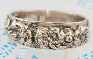 Vintage Lisner Silver Plated Hinged Wide Bangle Embossed Art Nouveau Design 7" - Imagen 1 de 7