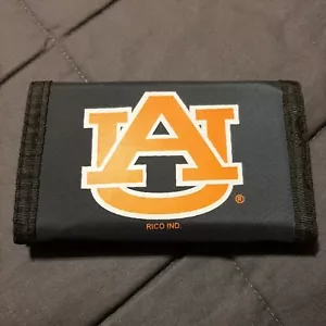 Billetera triple de 5" NCCA AUBURN TIGERS, nailon con logotipo oficial - Imagen 1 de 4