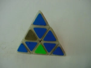 VINTAGE RARE MINI PYRAMINX PUZZLE GAME - Picture 1 of 6