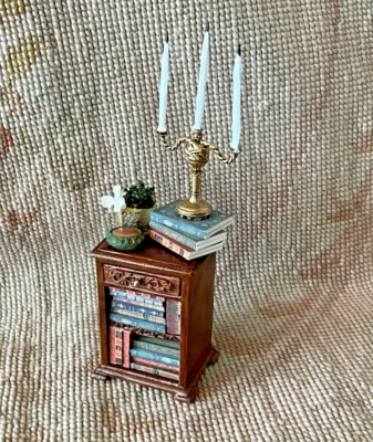 Casa de Muñecas Miniatura Pecho Mesa Soporte Libros Vestidos Candelabro, Planta 2157 Foto 1 de 4