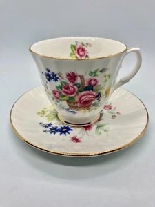 Taza y platillo de porcelana de hueso de duquesa, Inglaterra. Cesta rosa con bordes dorados - Imagen 1 de 5
