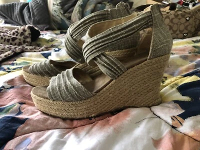 Lindos tacones de cuña Bearpaw gris y dorado talla 11 Foto 1 de 3