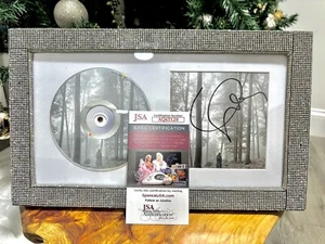 AUTHENTISCHE TAYLOR SWIFT SIGNIERTE FOLKLORE CD, HANDGEFERTIGT Edelsteinrahmen JSA COA - Bild 1 von 5