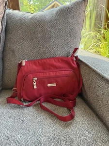 Bolso Bandolera Baggallini Todos los Días en Color Rojo Manzana Nailon Cartera con Ranuras para Tarjetas - Imagen 1 de 14