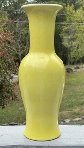 Jarrón grande de porcelana monocromática esmalte amarillo exportación chino/japonés del siglo XX - Imagen 1 de 10