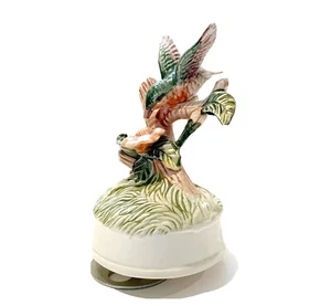 Spinning Ceramic Wind Up Music Box Figurine Hummingbird Flowers Green Bird Pink - Bild 1 von 7