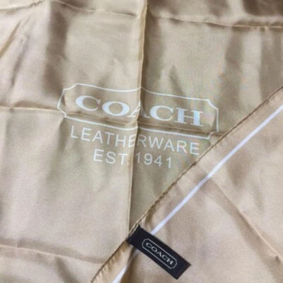 COACH Bufanda 53cm 20′′ Cuadrado Seda Logo Beige Foto 1 de 3