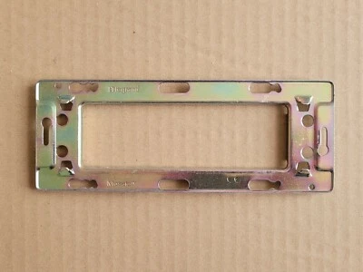 LEGRAND 74806 - Support à vis 6 modules - montage horizontal - ancien MOSAIC 45 - Photo 1/2