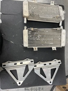 Honda crf250r 04 05 Radiator left and right/ Radiator braces - Picture 1 of 4