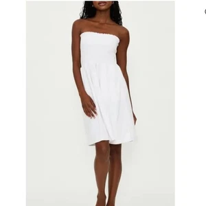 Beach Riot Lilee trägerloses gesmoktes weißes Kleid zum Überziehen - Größe M - Bild 1 von 7
