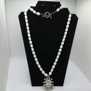 Ann TaylorVINTAGE Collar Damas con Cuentas Lucite Blanco y Patrón de Bola Dorada 34IN - Imagen 1 de 24