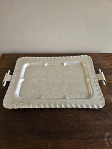 Vintage gehämmert handgefertigt Aluminium Silber Blumen Serviertablett gedrehte Griffe  - Bild 1 von 12