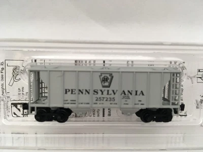 Z SCALE Micro Trains MTL 531 00 022 Pennsylvania 2-Bay Covered Hopper #257235 - Image 1 of 4