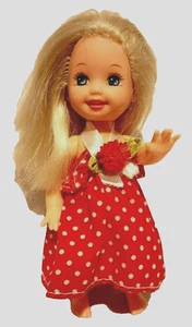 Mattel kleine Vintage Puppe - blonde Haare - rotes Neckholder Kleid 5 Zoll - Bild 1 von 6