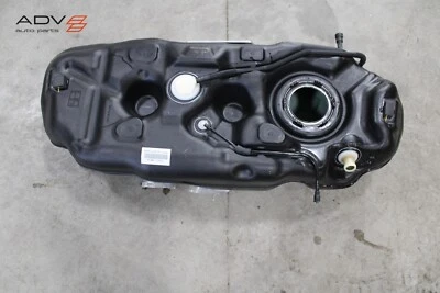 Depósito de tanque de gasolina Mitsubishi Outlander 2022-2024 con protector OEM Foto 1 de 4