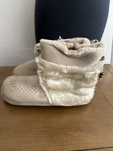 Memory Foam Slipper Boots Size 9/10 Teens Beige New Faux Fur - Picture 1 of 4
