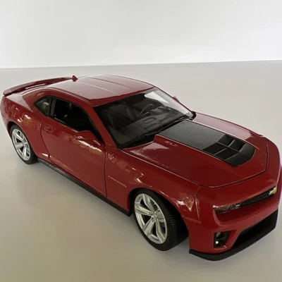 Chevy Camaro ZL1 - Welly 24042 escala 1/24 rojo con rayas negras Die Cast Car Foto 1 de 4