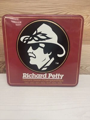 JUEGO DE LATA DE RECUERDO RICHARD PETTY CON CAMISA/SOMBRERO, HEBILLA DE CINTURÓN, PARCHE, ALFILER Y MÁS Foto 1 de 4