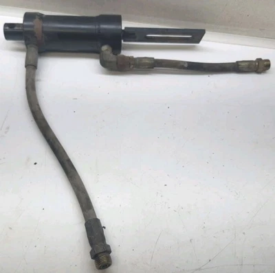 Cilindro elevador hidráulico y líneas John Deere GX325 GX335 GX345 GX355 AM130160 Foto 1 de 4