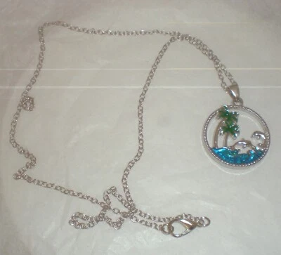 Nuevo Colgante Esmalte Palmeras Tropicales Tono Plateado Delfines con Cadena de Eslabones de 18 Pulgadas Foto 1 de 3