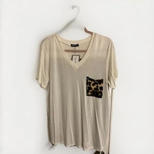 Heimish USA Womens White V-Neck /Animal Print Short Sleeve Top XL NWT - Picture 1 of 4