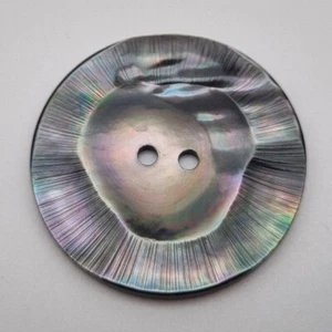 Grauer Perlmutt 2-Loch-Knopf 25-34 mm Ziseliert / Mother-of-Pearl Button E16 - Bild 1 von 10