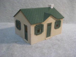 Plasticville Cottage white with Green Roof - Picture 1 of 6