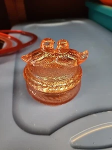 Bonboniere rosa Glas mit Deckel von küssenden LoveBirds/Tauben auf Nest, Vintage - Bild 1 von 8