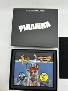 Piranha 1978 Shout! Fabrik Sammlerstück Emaille Pin Set Dachrinnenkleider - Bild 1 von 14