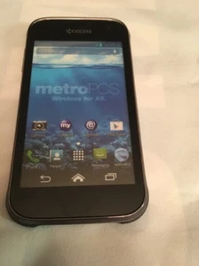 TELÉFONO CON PANTALLA FICTICIA KYOCERA HYDRO XTRM MODELO NO FUNCIONA BUENO PARA UTILERÍA - Imagen 1 de 3