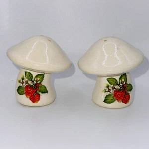 Set shaker sale e pepe ceramica funghi fragola vintage metà secolo Taiwan - Foto 1 di 7