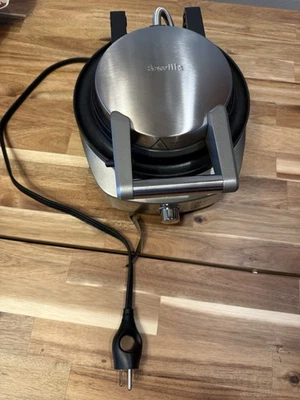 Máquina de waffle redonda clássica Breville® 4 fatias No-Mess™ - BWM520XL - 900 Watts - Imagem 1 de 3