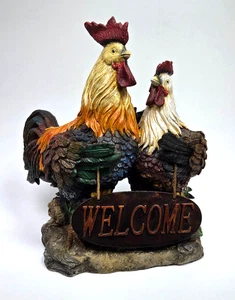 Statua Insegna di Benvenuto Gallo in Resina 14” Casale Country Portico Decorazione Pollo - Foto 1 di 6