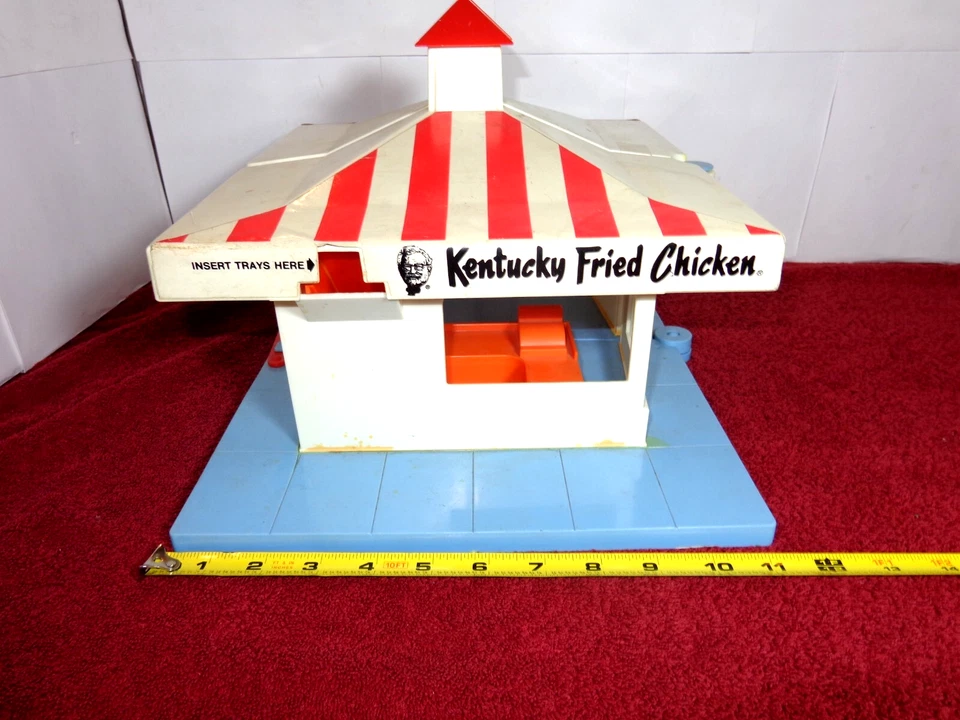 VINTAGE COLONEL SANDERS KENTUCKY FRIED CHICKEN CHILDREN`S PLAY RESTAURANT - L334 - Image 1 of 4