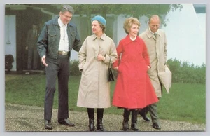 AK Ronald Reagan, Queen Elizabeth II, Nancy, Prinz Philip, Ranch ca 1983 - Bild 1 von 2