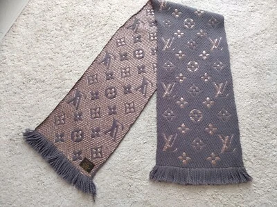 LOUIS VUITTON Logomania Gris Bronce Brillante Lana Afilado Bufanda Larga Monograma Chal Foto 1 de 4