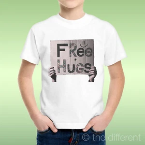 T-Shirt Bambino Ragazzo Cartello Free Hugs Abbracci Gratis Idea Regalo - Foto 1 di 1