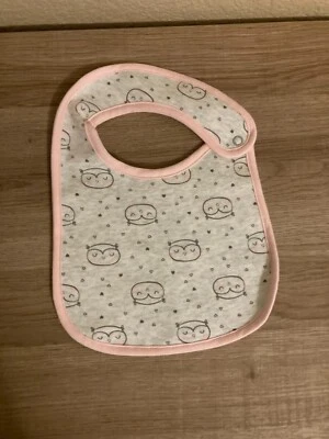Babador Simple Joys By Carter's cinza com estampa de coruja acabamento rosa 100% algodão excelente estado usado - Imagem 1 de 3